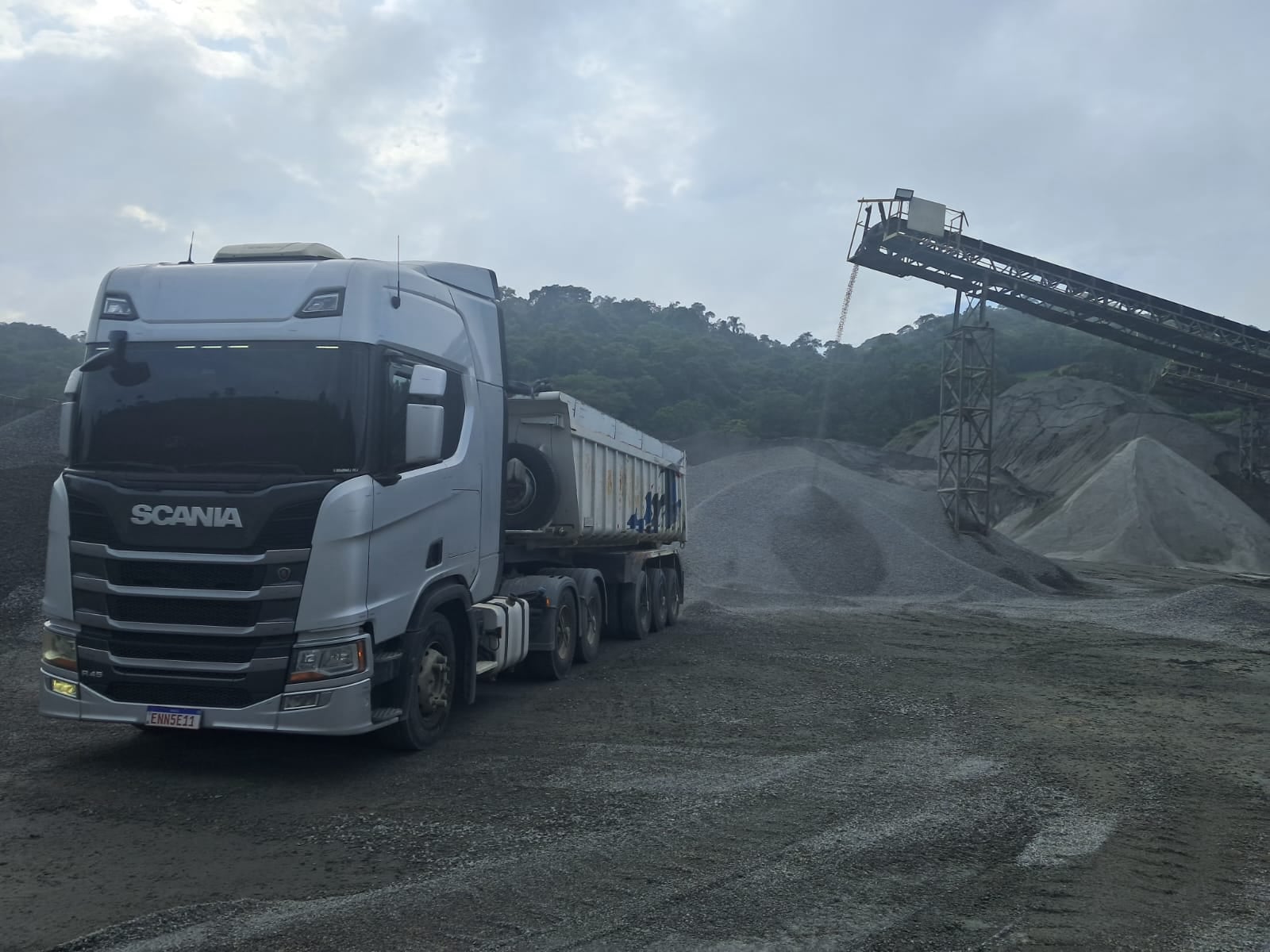 Areia, pedra, cimento e materiais para construção