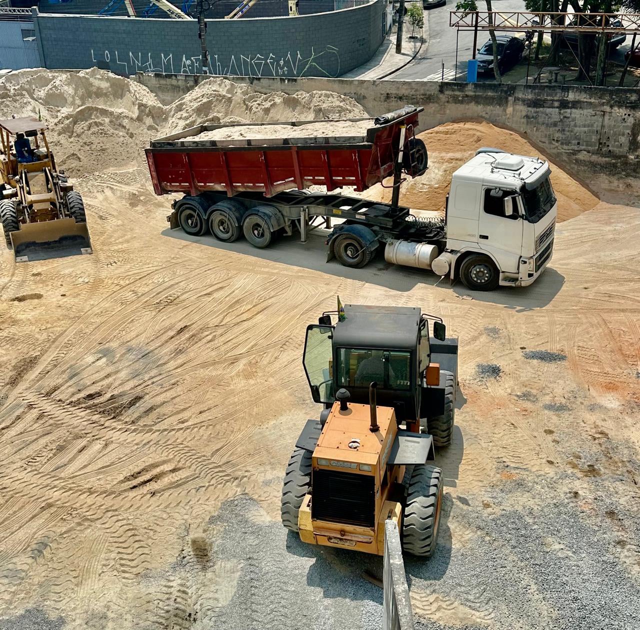 Areia, pedra, cimento e materiais para construção