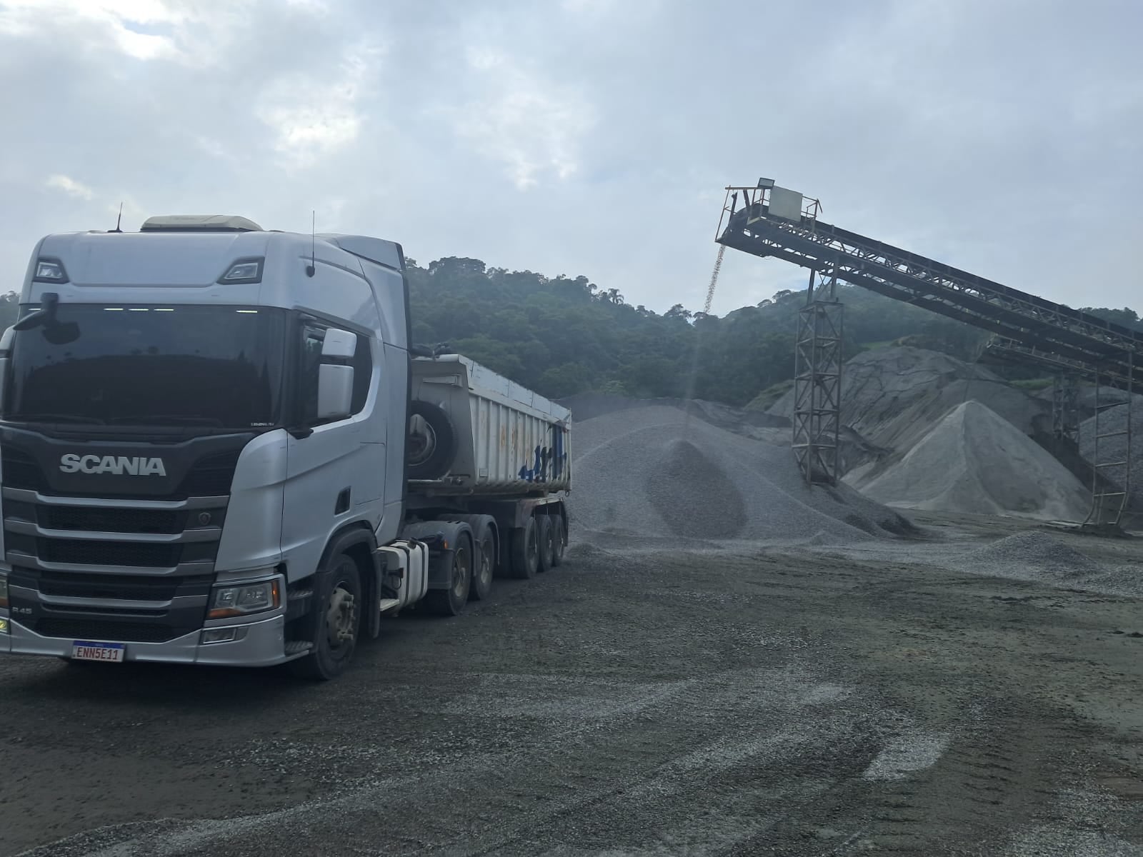 Areia, pedra, cimento e materiais para construção